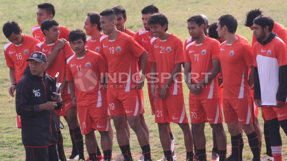 Pelatih Persija Jakarta, Rahmad Darmawan (kiri bawah) sedang memberi arahan kepada anak asuhannya.